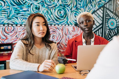 Gratis lagerfoto af æble, afroamerikansk kvinde, arbejde