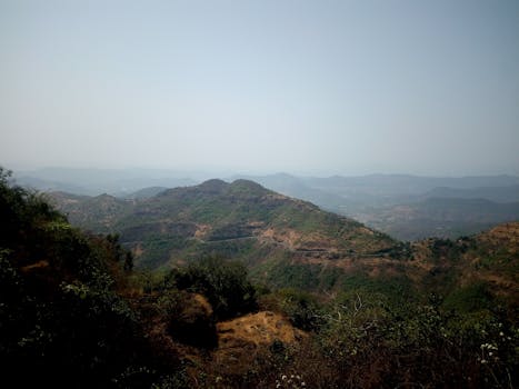 A breathtaking view of the lush hills in Mahabaleshwar, India under a clear sky.