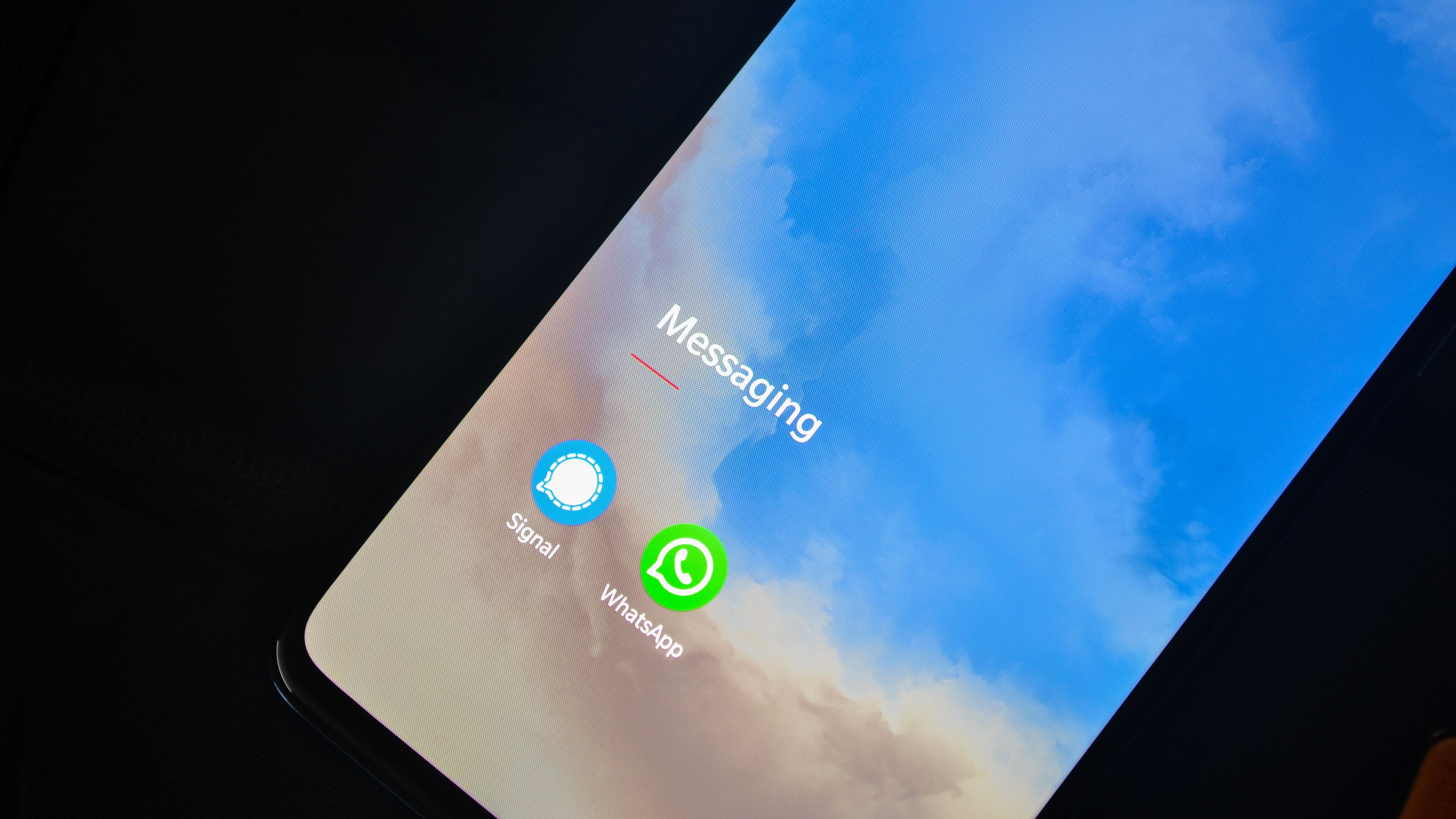 Tela de smartphone com apps de mensagens em contexto de WhatsApp travando