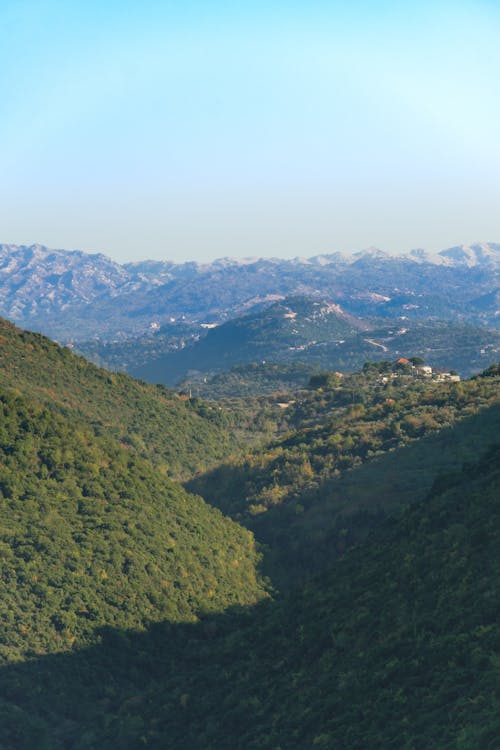 Kostenloses Stock Foto zu berglandschaft, blauen himmel, grüne berge