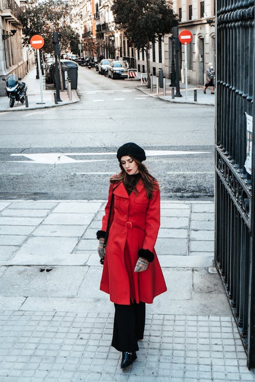 Foto d'estoc gratuïta de abric vermell, caminant, carrer