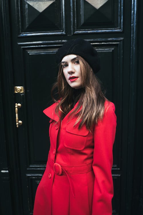 문, 베레모 모자, 빨간 코트의 무료 스톡 사진