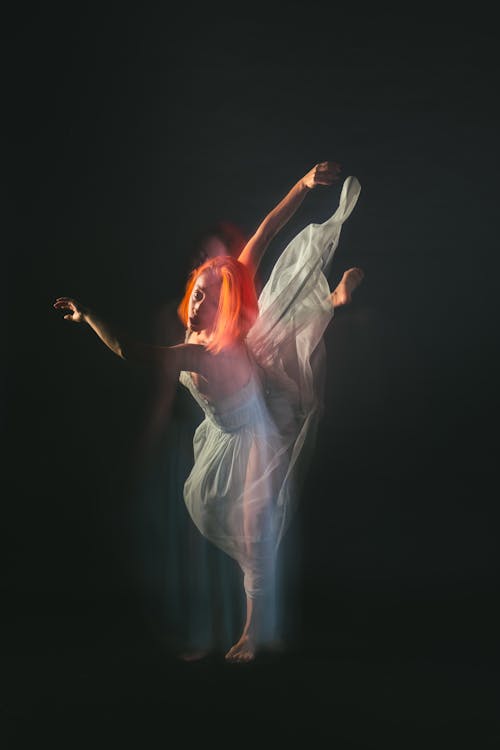 Безкоштовне стокове фото на тему «баланс, біла сукня, вертикальні постріл»