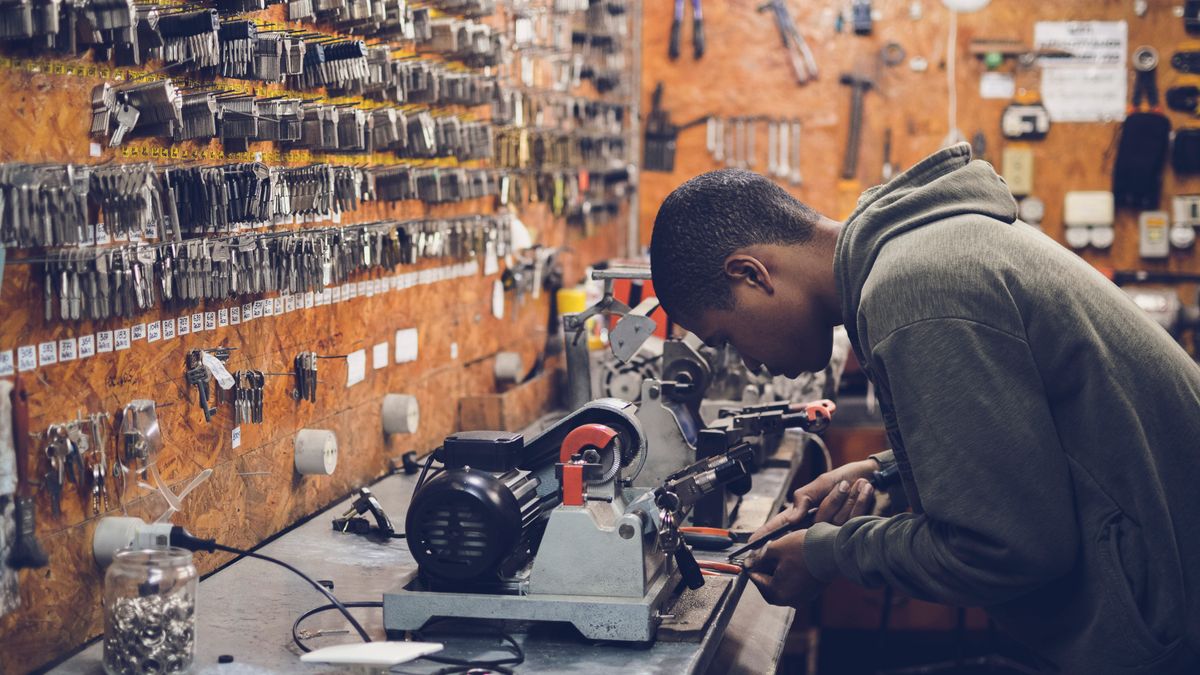 Artisan serrurier au travail dans un atelier de fabrication de clés