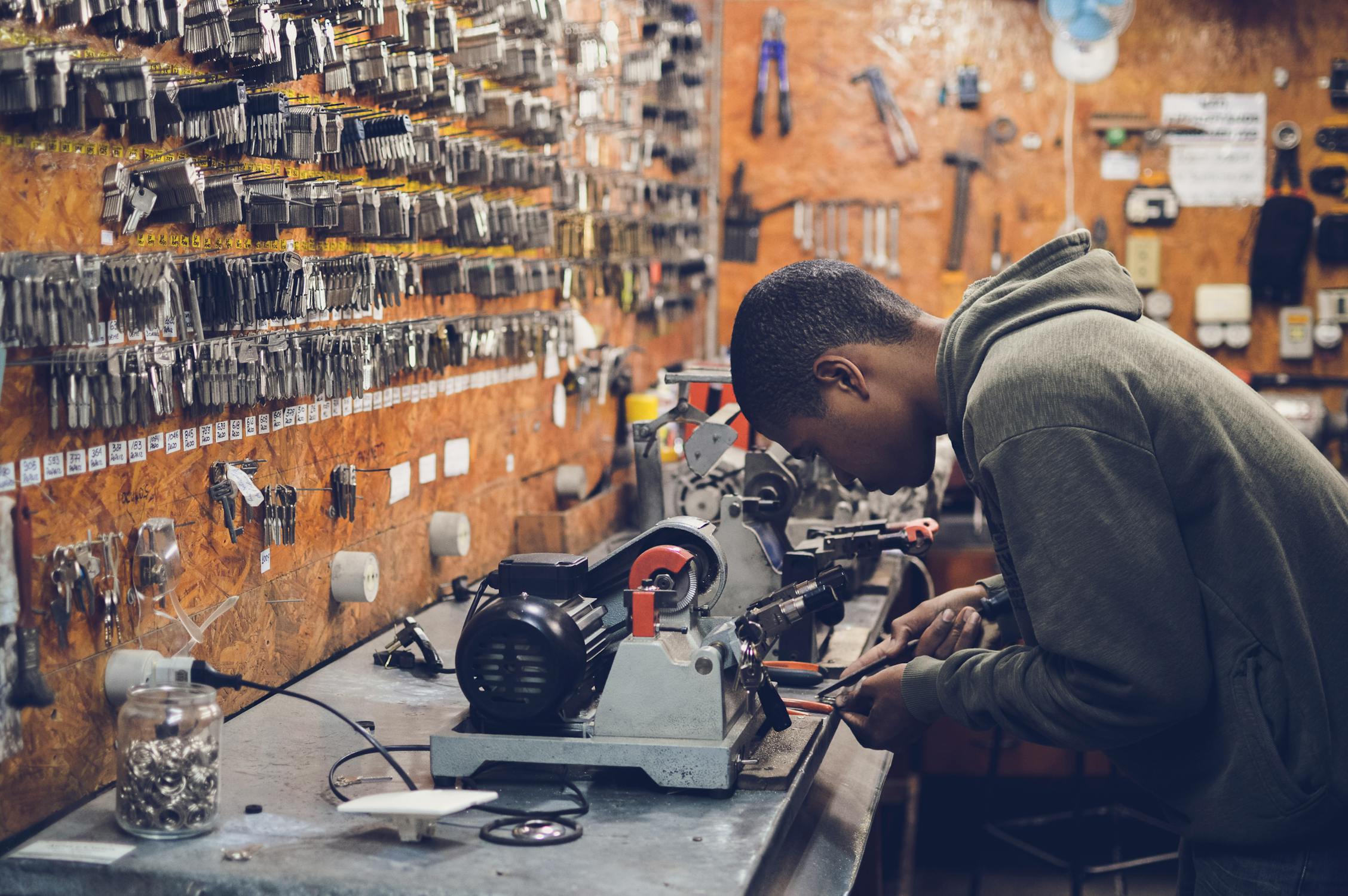 Man works at Power Supply - Pexels - Photo by: Caio