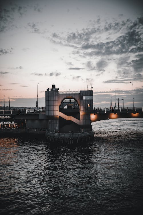 Foto profissional grátis de água, ao ar livre, arqueado