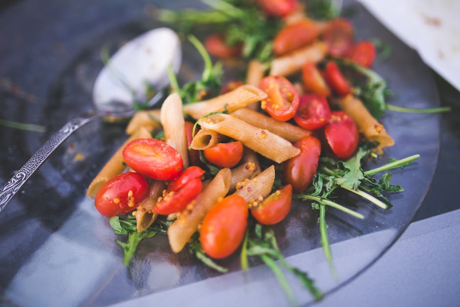 Pasta penne with tomato and rucola