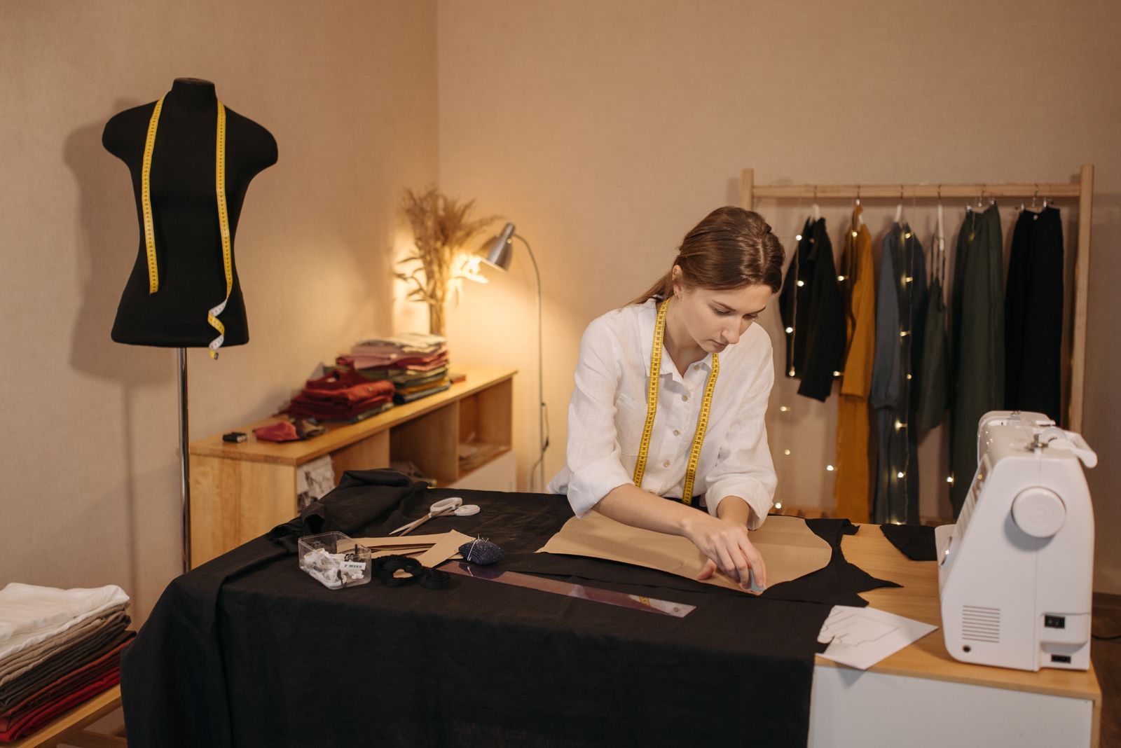 Detailaufnahme von Stoff und Atelierarbeit