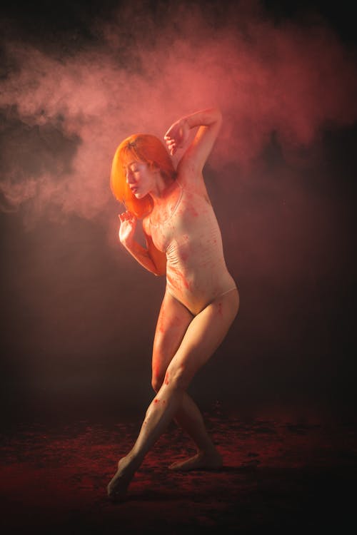 Darmowe zdjęcie z galerii z kobieta, kolorowy dym, osoba