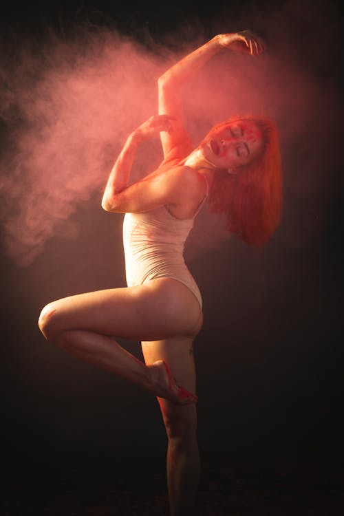 Foto profissional grátis de dança, dançarina contemporânea, fumaça colorida