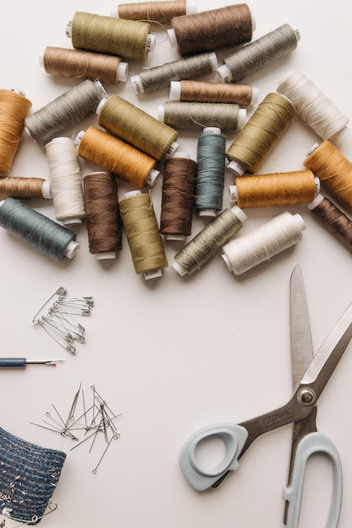 Foto profissional grátis de alfinetes, botões, flatlay