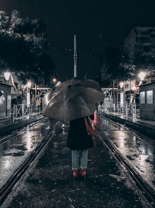 Immagine gratuita di fotografia notturna, in piedi, ombrello