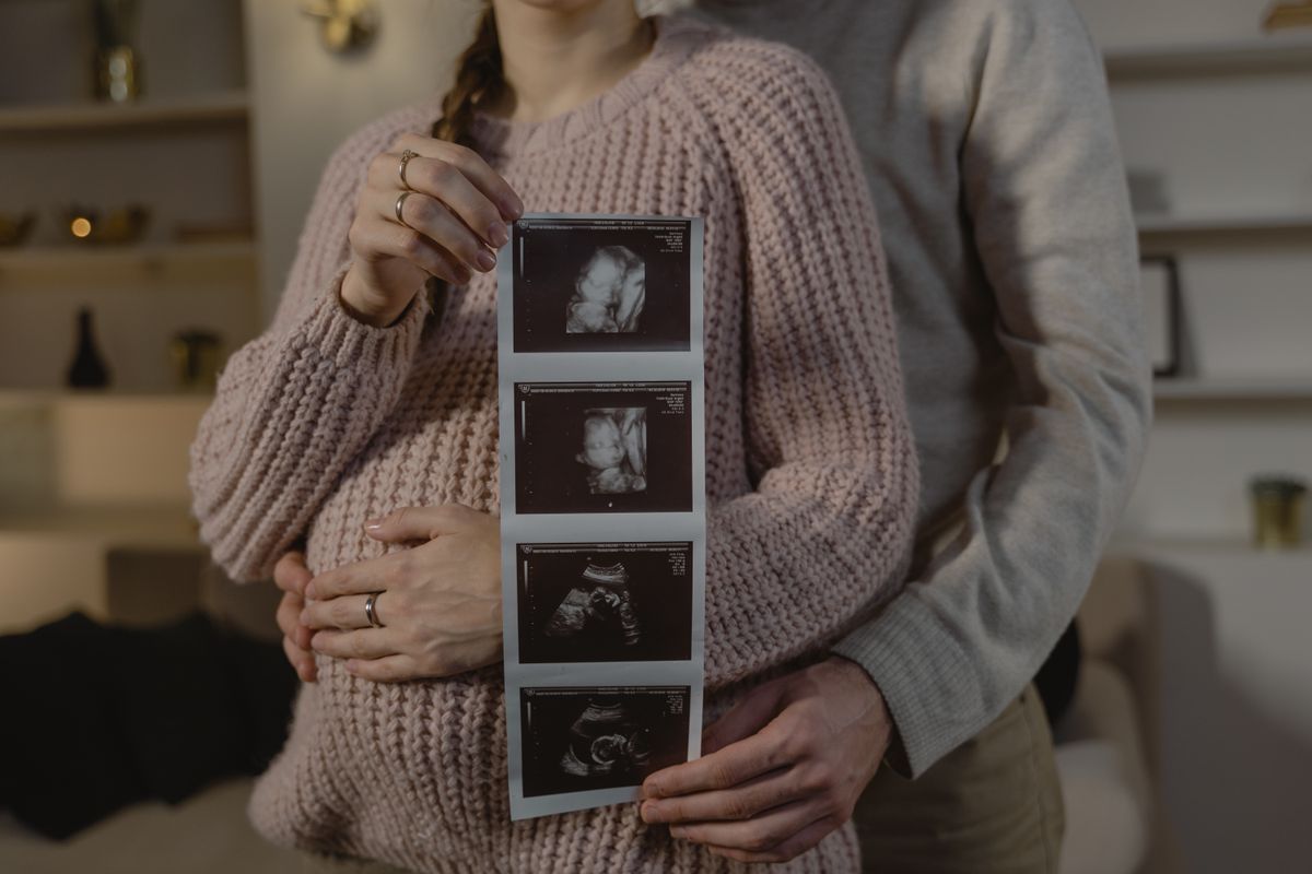 Familia observando una imagen de su ecografía