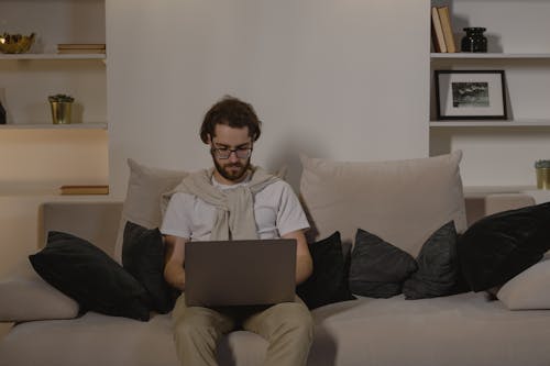 Fotobanka s bezplatnými fotkami na tému gauč, muž, notebook