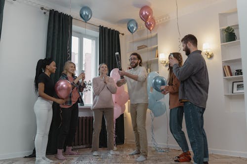 Foto profissional grátis de alegre, amigos, balões