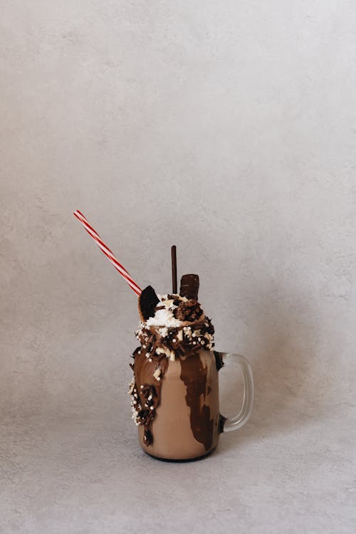 Бесплатное стоковое фото с вертикальный выстрел, молочный коктейль, напиток