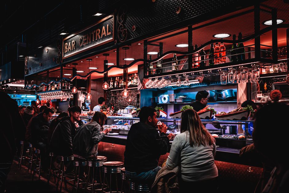 restaurant patrons standing