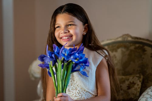Immagine gratuita di bambino, contento, fiori blu