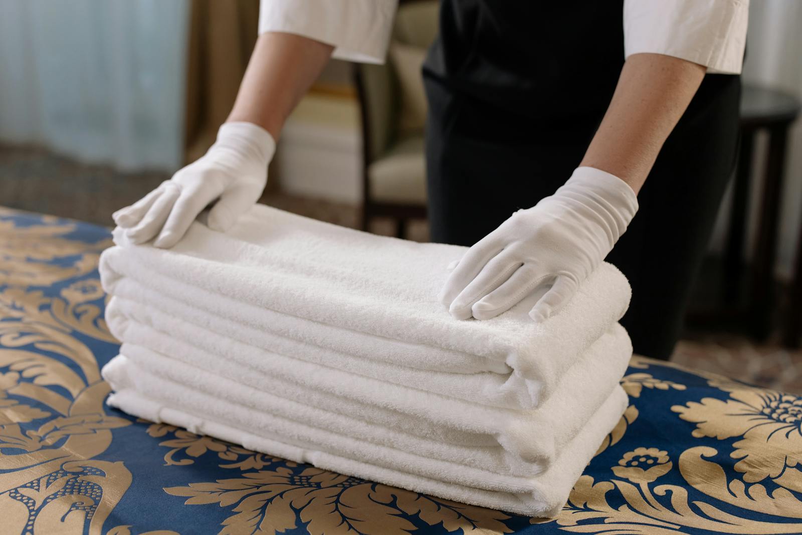 Housekeeping faltet frische Hotelwäsche