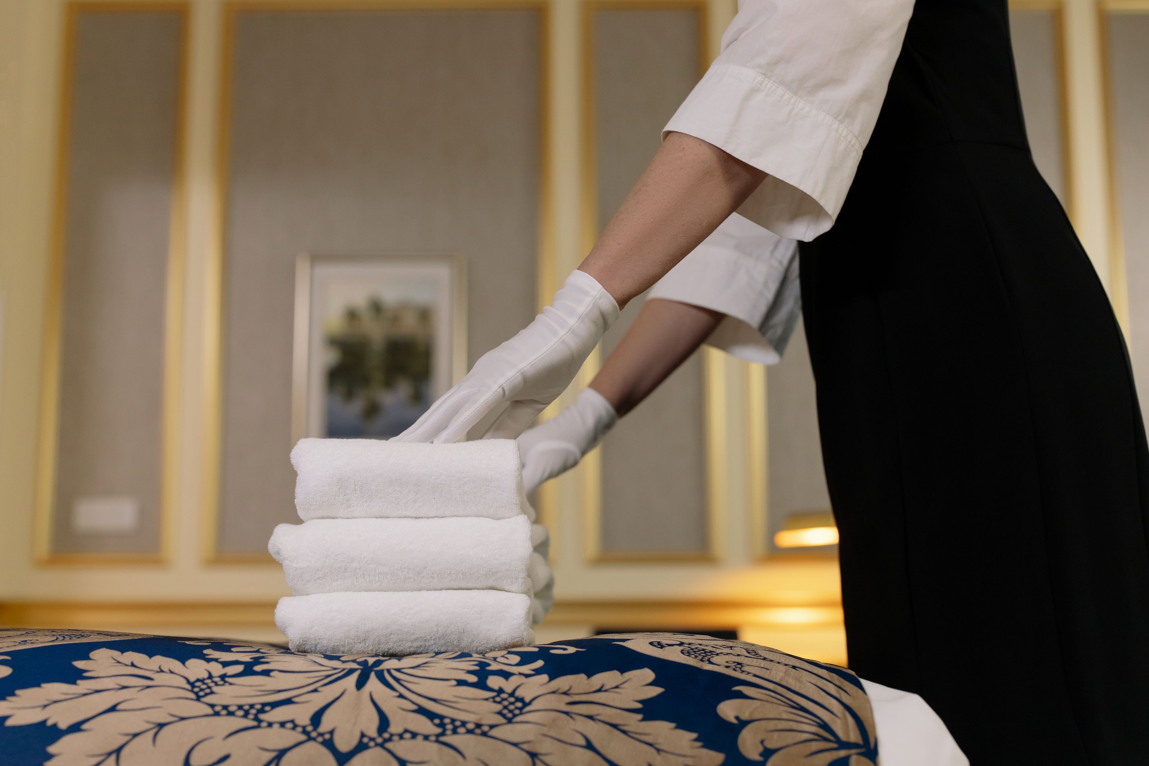 Gouvernante disposant des serviettes fraîches en chambre d'hôtel