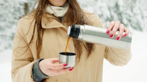 Kostnadsfri bild av kaffe, kvinna, snö