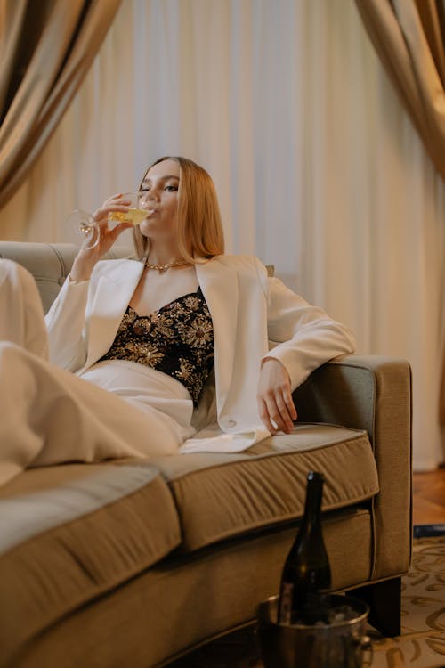 Základová fotografie zdarma na téma alkoholický nápoj, bílý oblek, blond