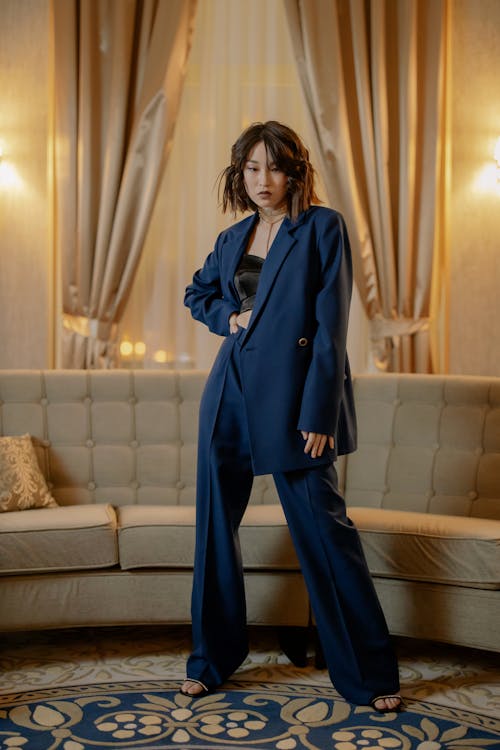 Kostenloses Stock Foto zu asiatische frau, beleuchtung, blau-anzug