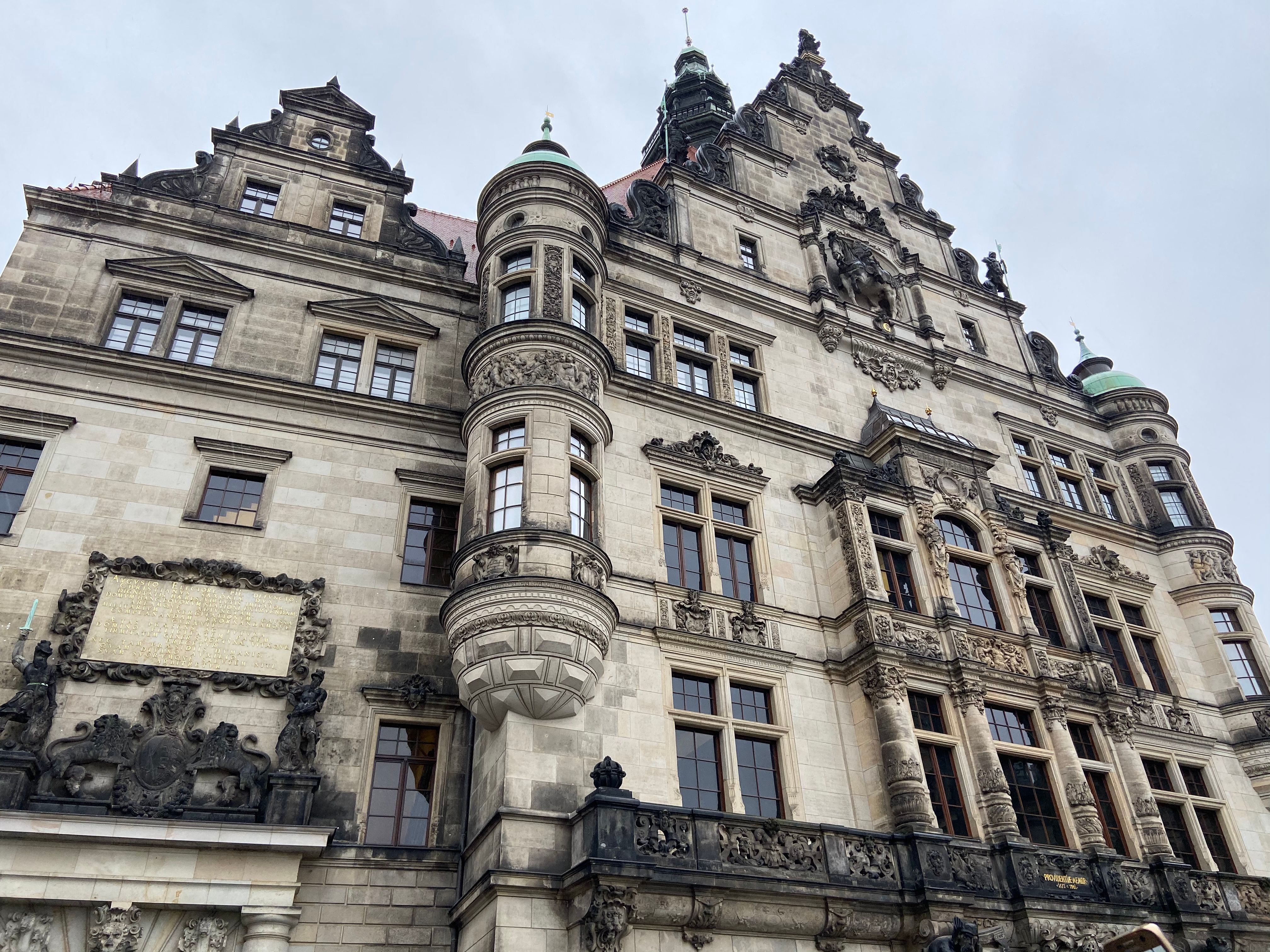 Renesansowy pałac z kolumnami