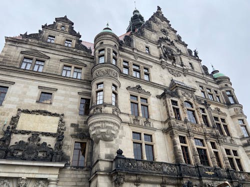 Gratis stockfoto met architectuur, betonnen constructie, buitenkant van het gebouw