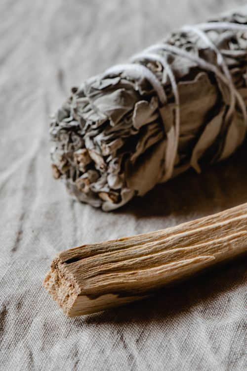 Free A detailed view of bundled white sage and palo santo wood on fabric, promoting natural cleansing. Stock Photo