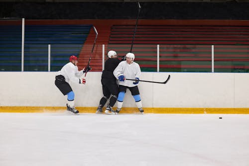 Adam Beyaz Ve Siyah Buz Hokeyi Jersey Hokey Oynuyor