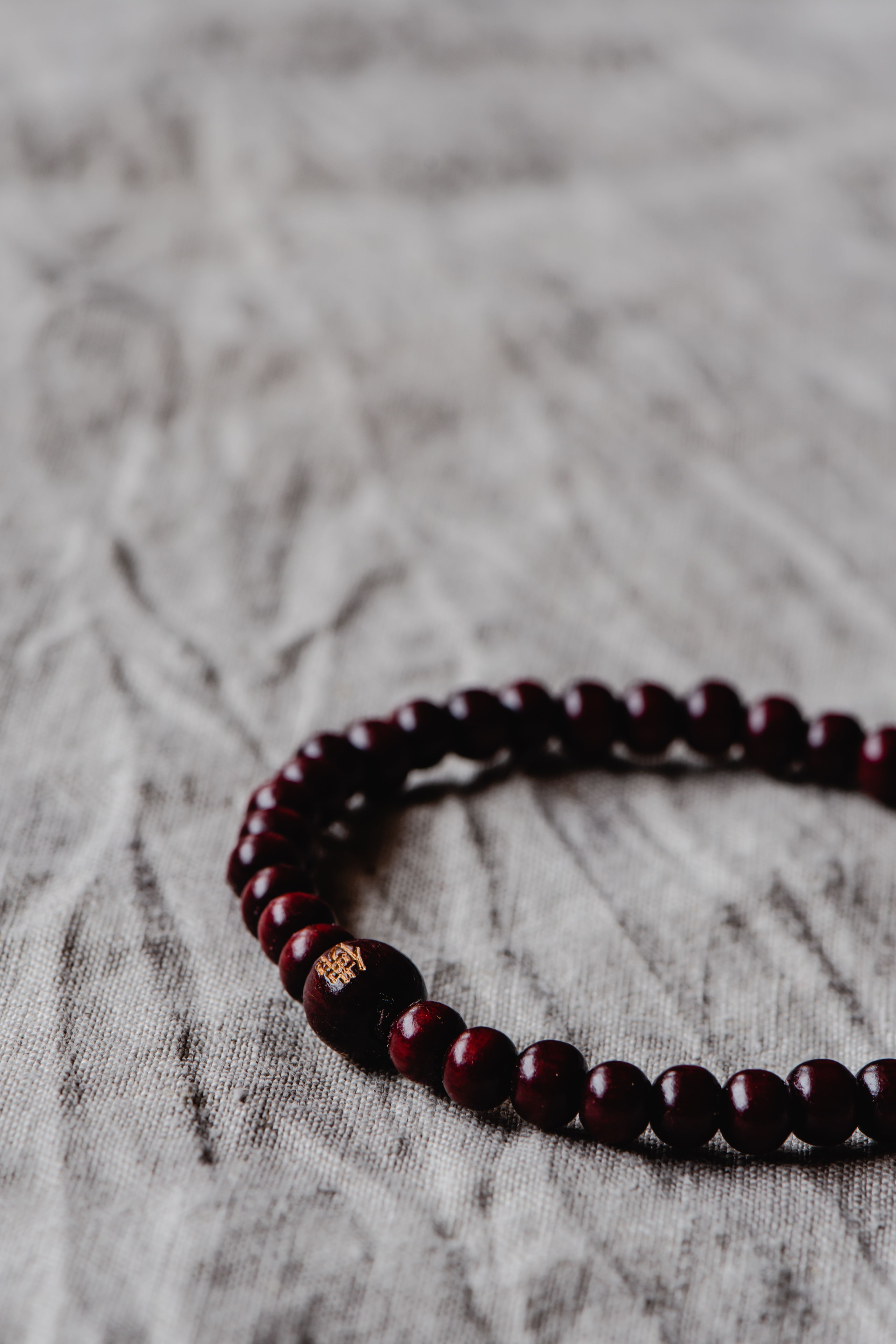 Bracelet de perles en bois sur fond clair.