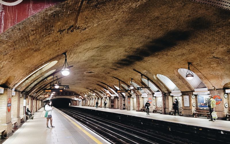 Reizigers wachten op een perron van een treinstation
