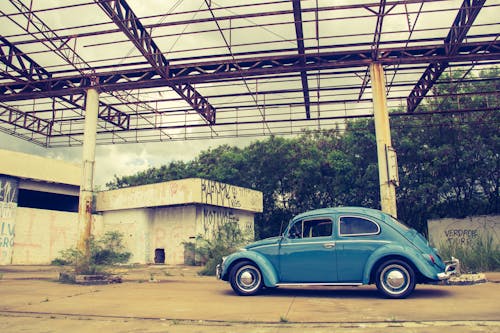 Blauer Volkswagen Käfer Vor Dem Gebäude