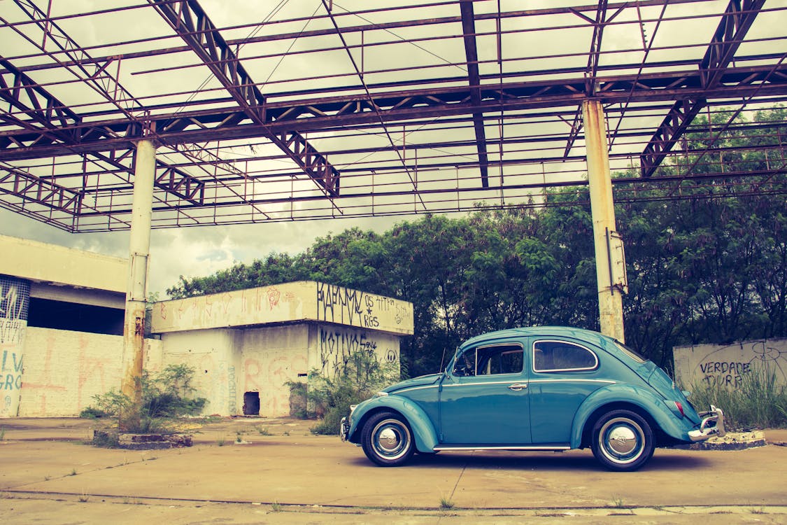 Kostenlos Blauer Volkswagen Käfer Vor Dem Gebäude Stock-Foto