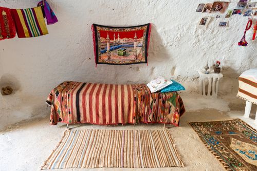 Free Explore the unique design of a Berber cave room in Matmata, Tunisia, with vibrant textiles. Stock Photo