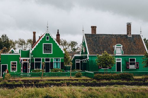 Free Traditional green Dutch houses in Kinderdijk, showcasing unique architecture and vibrant exteriors. Stock Photo