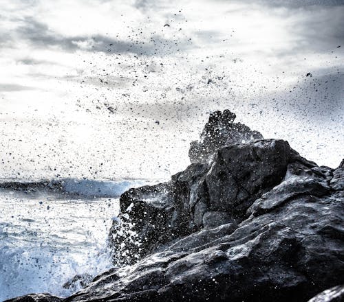 Le Onde Dell'oceano Si Sono Schiantate Sulla Scogliera