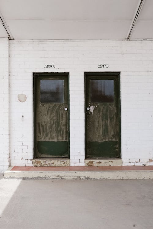 Δωρεάν στοκ φωτογραφιών με δημόσια τουαλέτα, λευκός, ξύλινες πόρτες