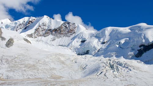Fotobanka s bezplatnými fotkami na tému biela, chladný, zasnežená hora