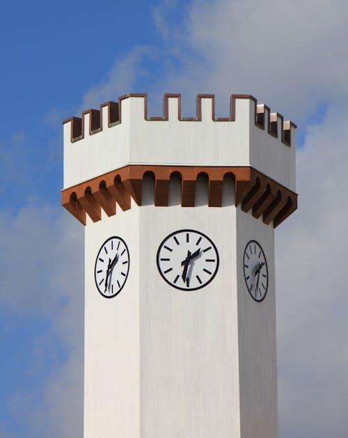 Fotobanka s bezplatnými fotkami na tému biela, čas, hodinová veža