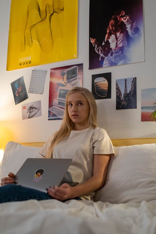 Frau Im Weißen Rundhalsausschnitt T Shirt Mit Silbernem Macbook