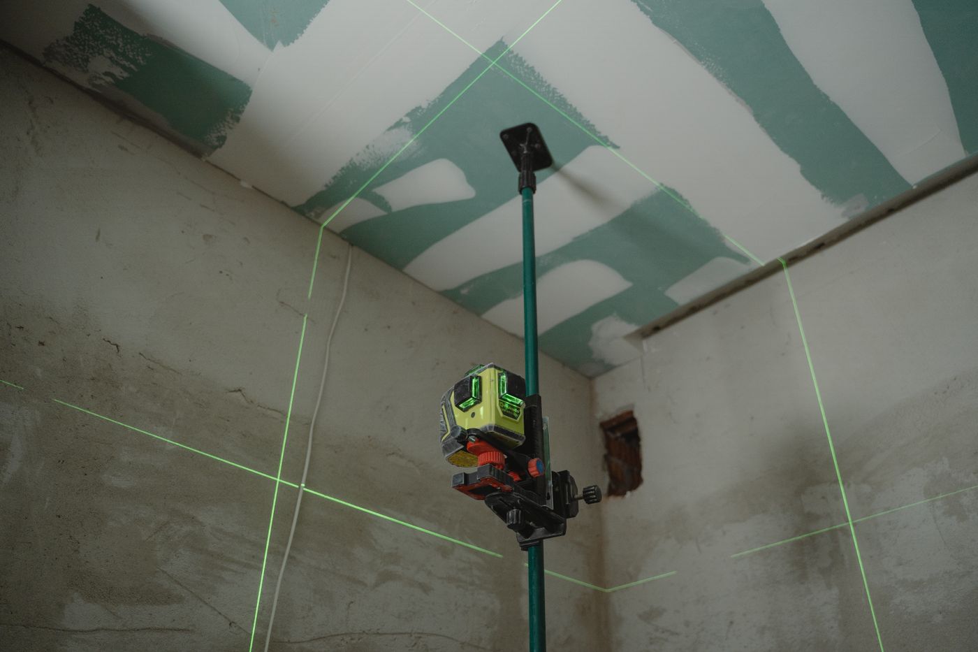 Comparatif niveau laser 2026 - niveau laser vert sur trépied en chantier