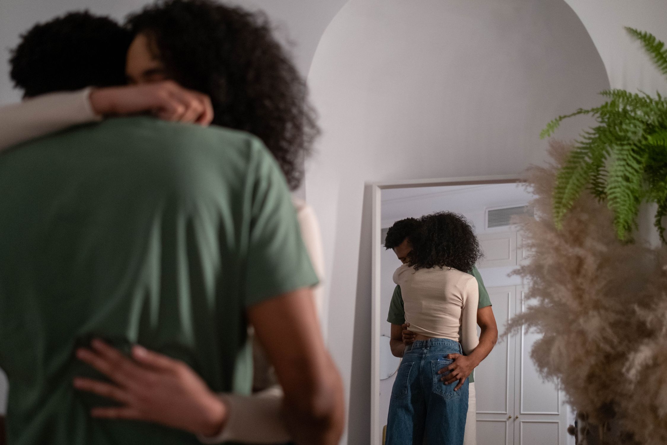 Abraço acolhedor, representando segurança emocional e cuidado após experiências difíceis