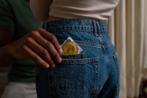 Free Бесплатное стоковое фото с безопасный секс, держать, джинсы Stock Photo
