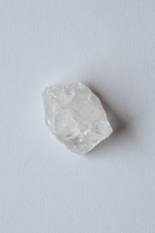 白い表面に白い石