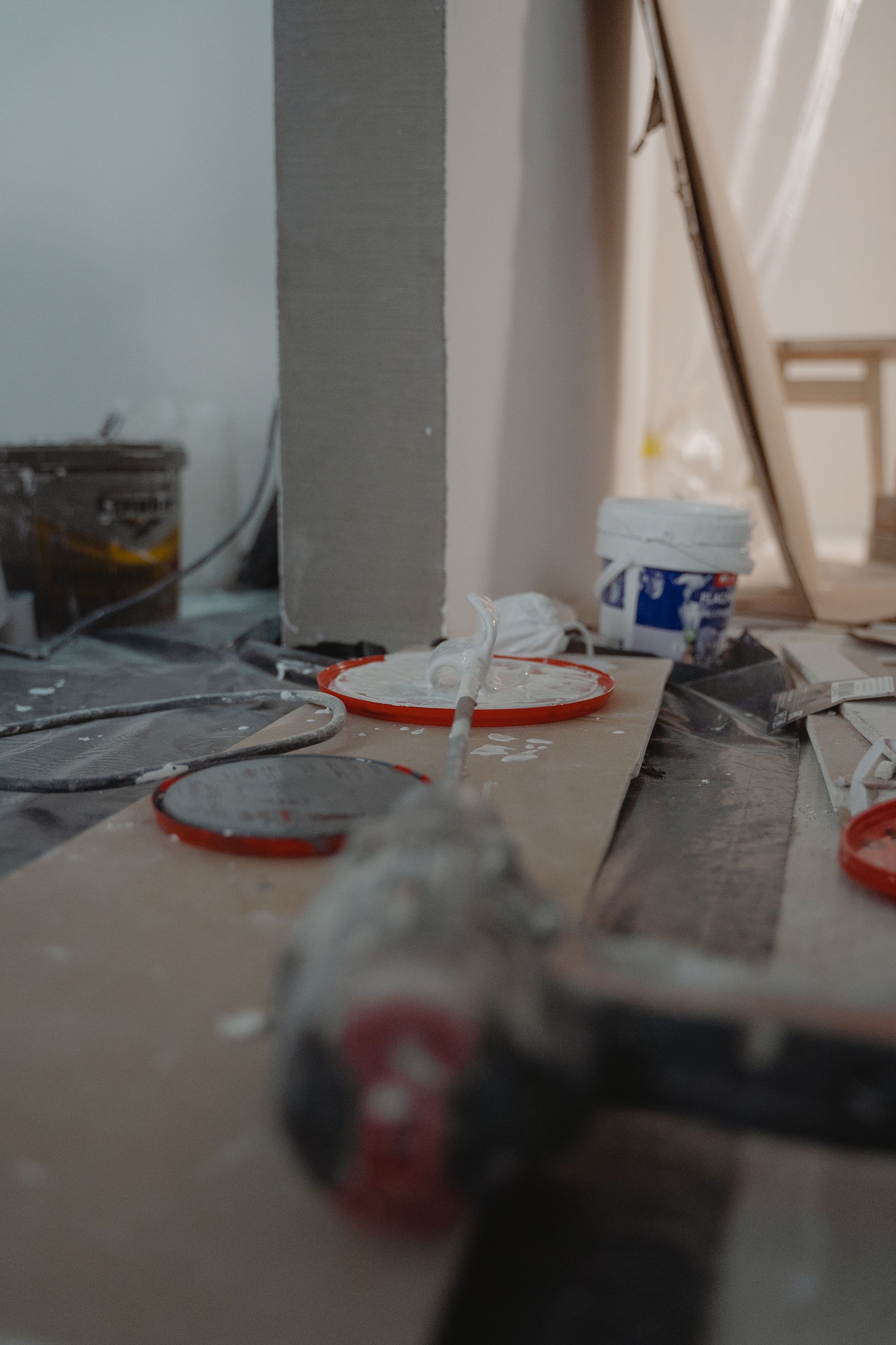 Scule, materiale și accesorii pregătite pentru renovarea unei locuințe