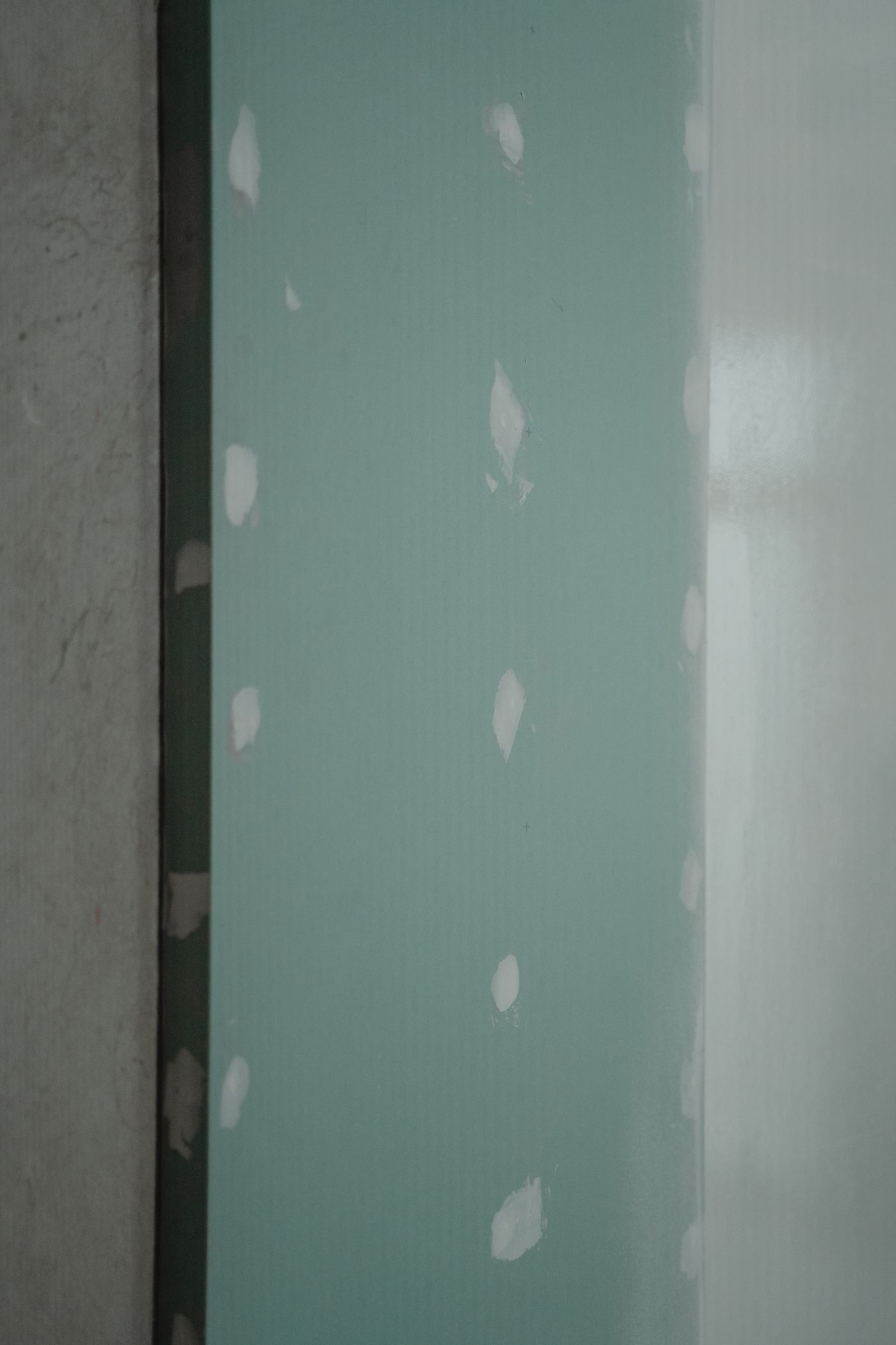 Placas de drywall instaladas em obra, material relacionado aos resíduos atendidos pela UNIQUE