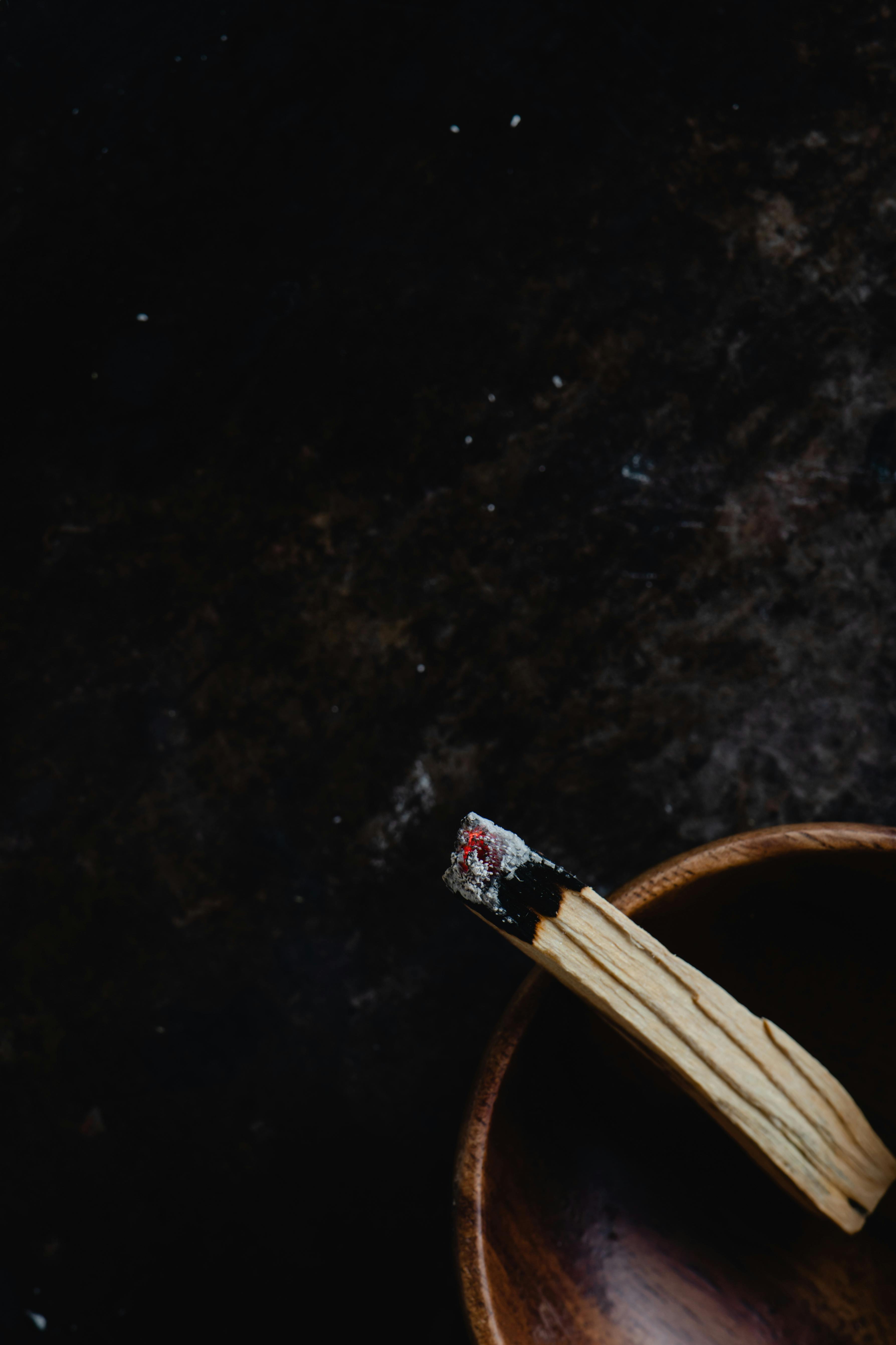 Ücretsiz Siyah Tekstil üzerine Kahverengi Tahta çubuk Stok Fotoğraflar