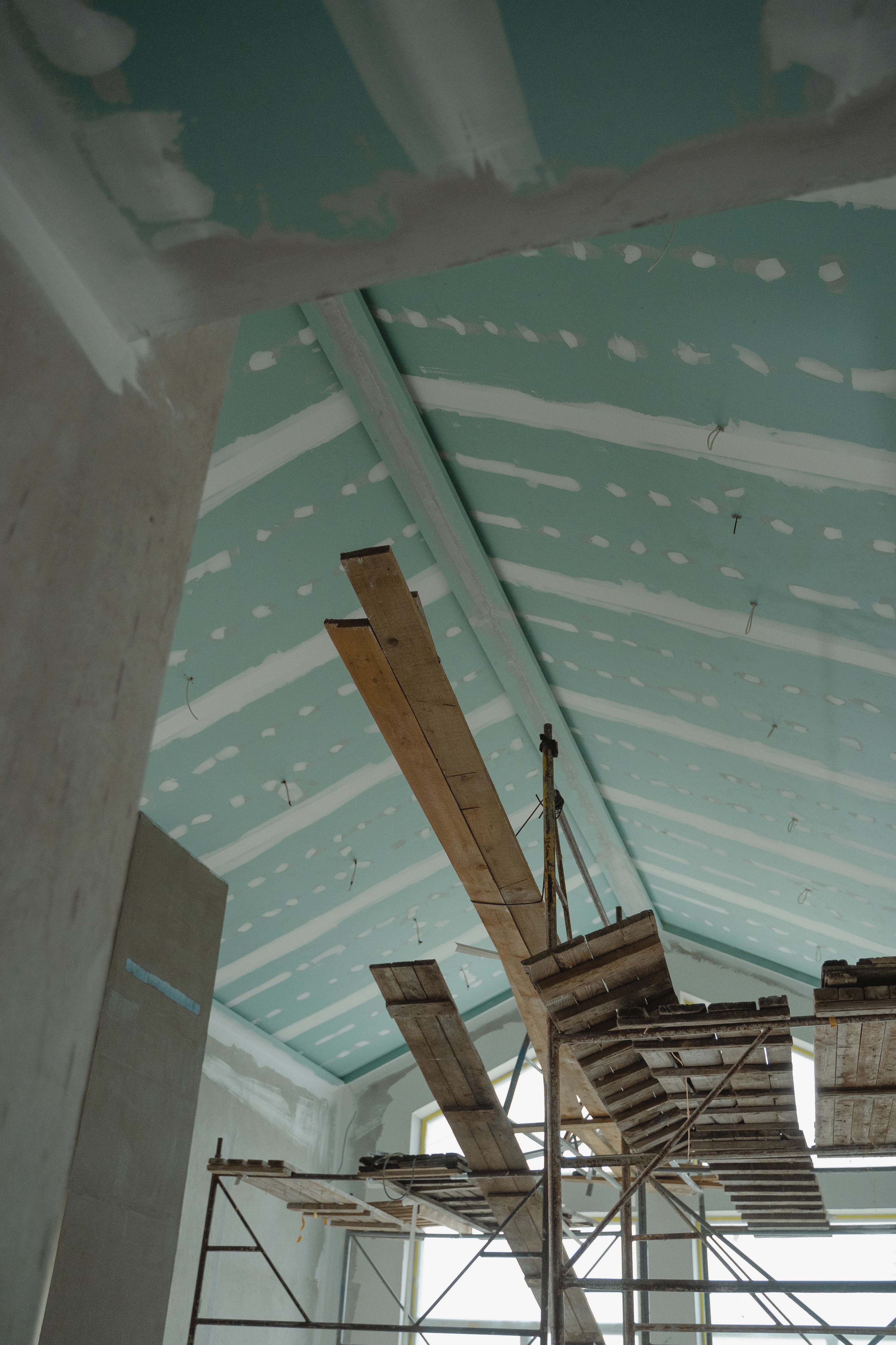 Matériaux en attente sur chantier Matériaux et fournitures de chantier posés au sol dans une pièce en travaux